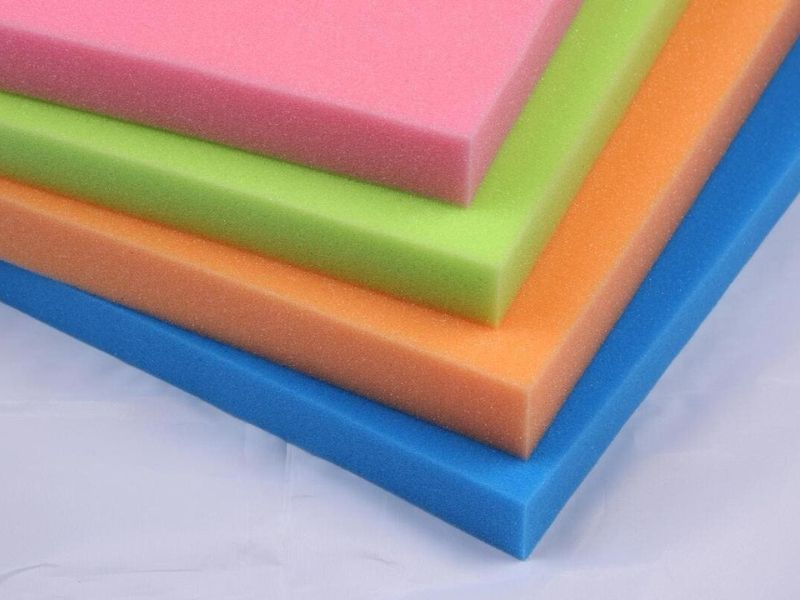 Foam (xốp cứng), vật liệu nhẹ và dễ cắt.