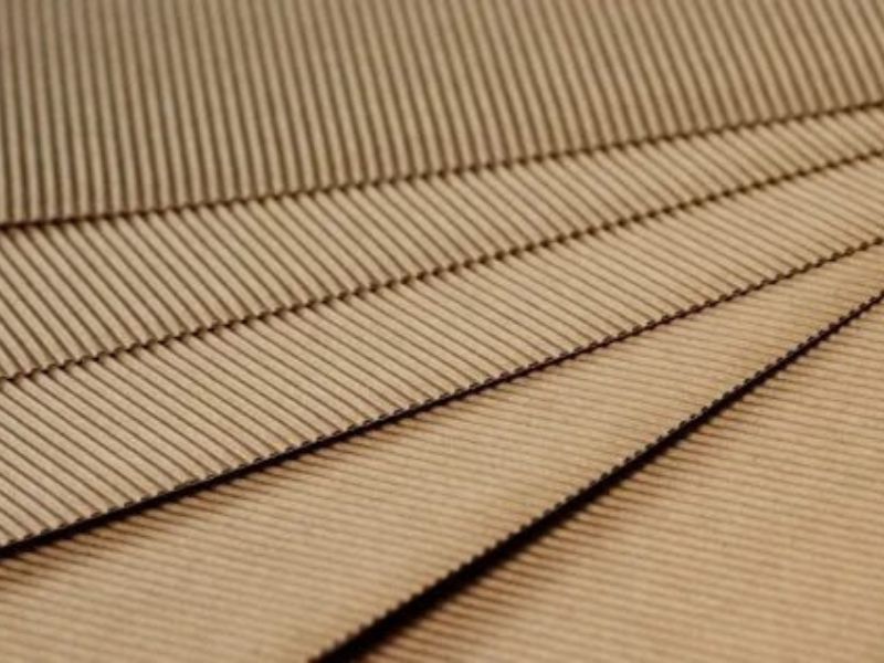 Giấy bìa, carton, dễ tạo hình và tiết kiệm chi phí.