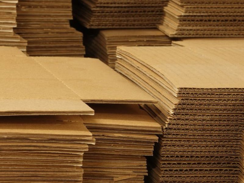 Giấy bìa, carton, dễ tạo hình và tiết kiệm chi phí.